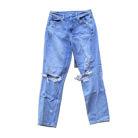 American Eagle Outfitters Denim - American Eagle Outfitters Mom Jean Light Wash Distressed Jeans size 6 Regular
